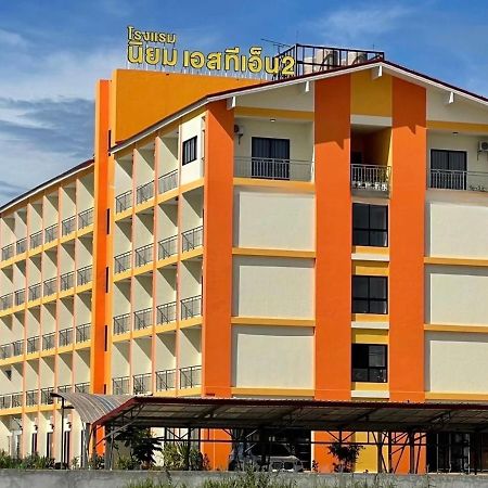 โรงแรมนิยม เอสทีเอ็น 2 - Niyom Stn 2 Hotel Ban Phue Bagian luar foto