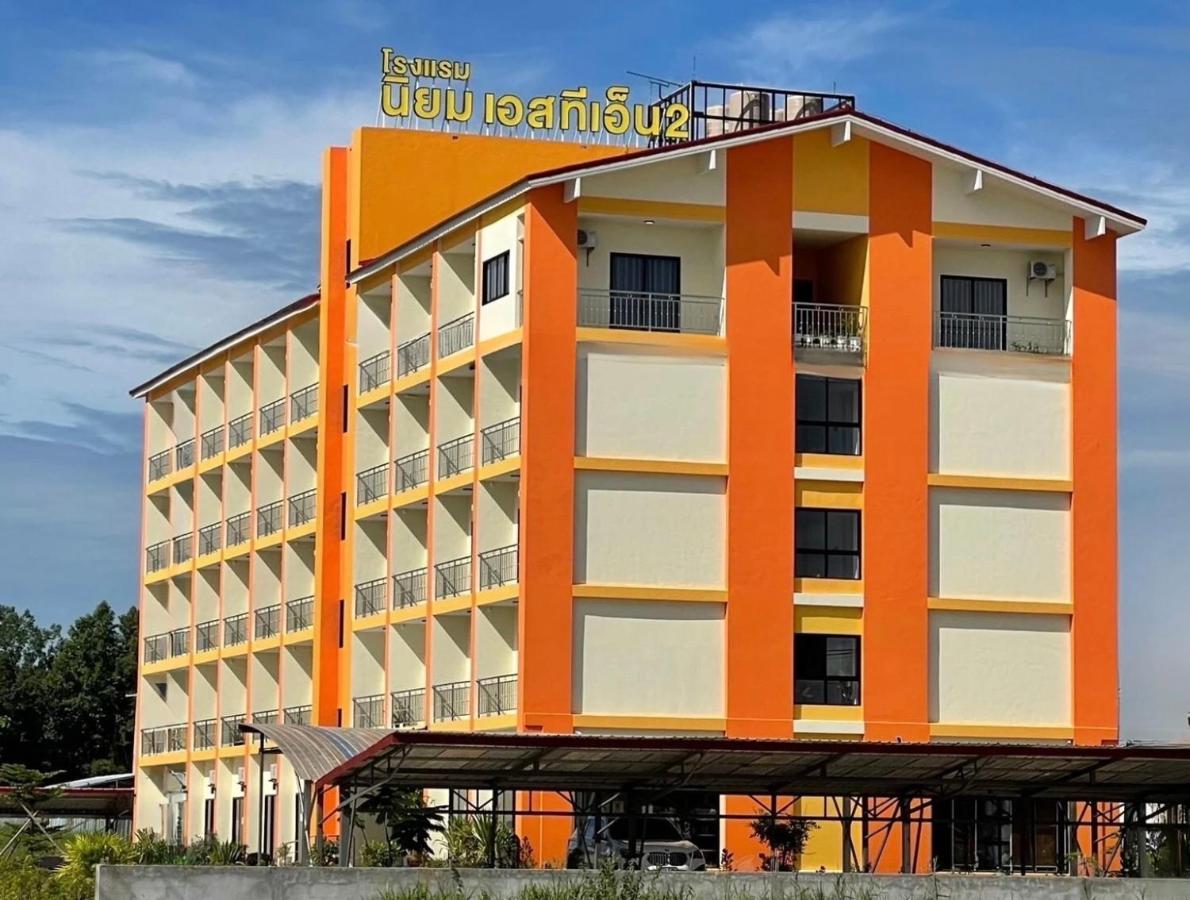 โรงแรมนิยม เอสทีเอ็น 2 - Niyom Stn 2 Hotel Ban Phue Bagian luar foto