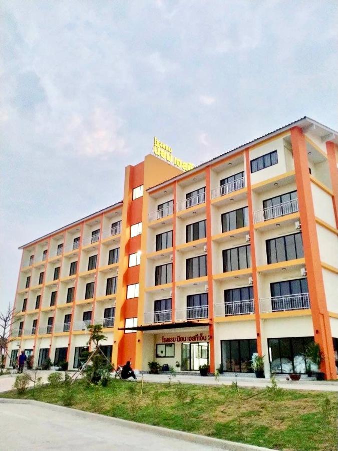 โรงแรมนิยม เอสทีเอ็น 2 - Niyom Stn 2 Hotel Ban Phue Bagian luar foto